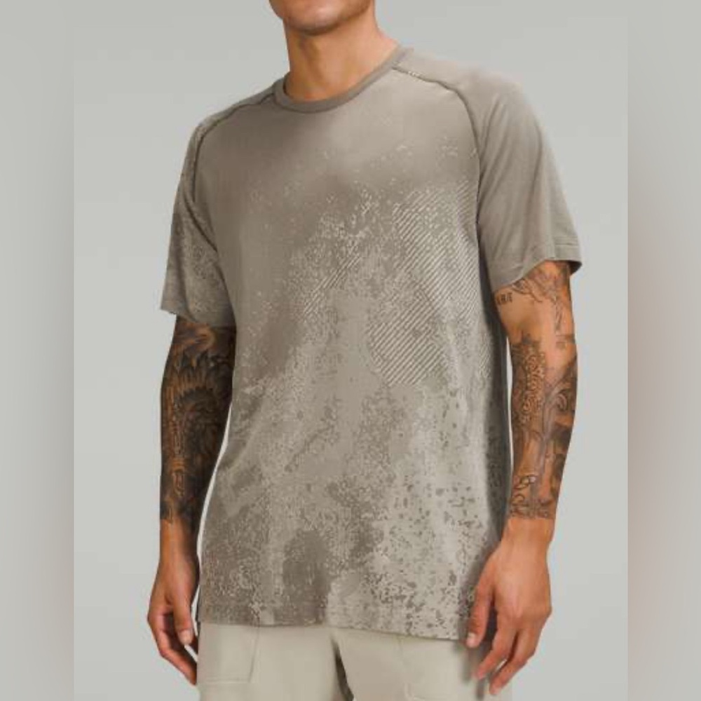 Lululemon Metal Vent Tech Mens Small Tan Workout Training Running Shirt Gym